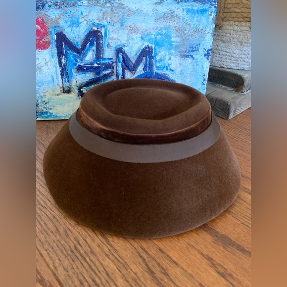 Down Turned Ribbon and Velvet Embellished brim Brown Felted Vintage Hat (1940s) - Picture 7 of 11